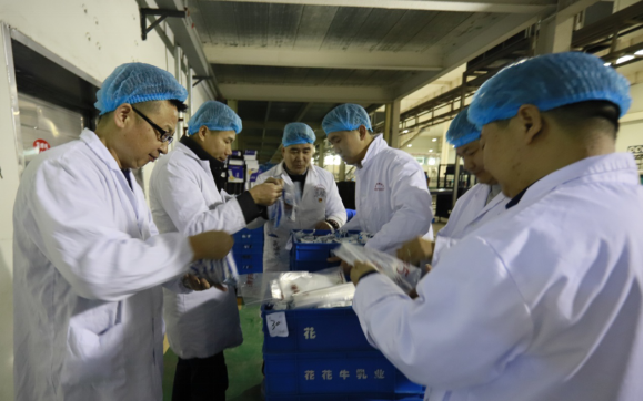 黨員帶頭赴一線(xiàn)  助力春節(jié)保生產(chǎn)—花花牛別樣“生產(chǎn)突擊隊(duì)”助力車(chē)間生產(chǎn)