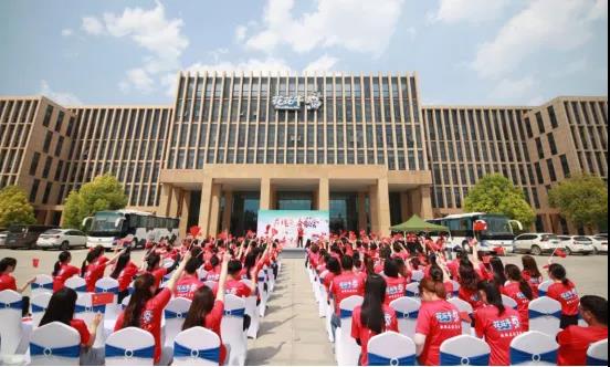 做白色的牛奶，創(chuàng)紅色的企業(yè)，花花牛乳業(yè)集團青春歌會慶祝建黨100周年