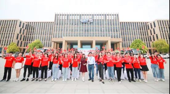 做白色的牛奶，創(chuàng)紅色的企業(yè)，花花牛乳業(yè)集團青春歌會慶祝建黨100周年