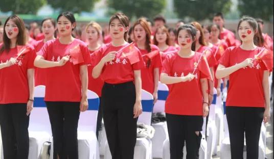 做白色的牛奶，創(chuàng)紅色的企業(yè)，花花牛乳業(yè)集團青春歌會慶祝建黨100周年