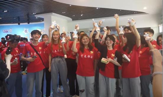 做白色的牛奶，創(chuàng)紅色的企業(yè)，花花牛乳業(yè)集團青春歌會慶祝建黨100周年