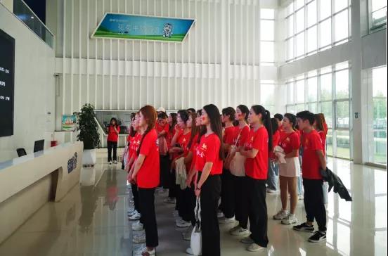 做白色的牛奶，創(chuàng)紅色的企業(yè)，花花牛乳業(yè)集團青春歌會慶祝建黨100周年