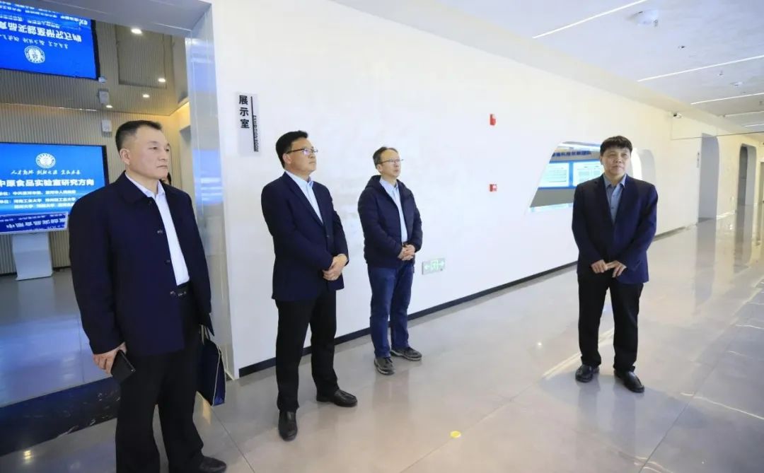 花花牛乳業(yè)集團黨委書記、董事長唐洪峰一行赴中原食品實驗室同中國工程院院士、中原食品實驗室主任任發(fā)政座談交流