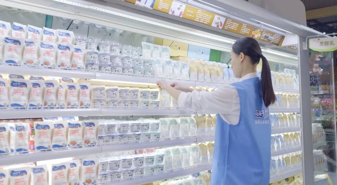 點(diǎn)贊！河南日?qǐng)?bào)要聞02版——報(bào)道花花牛乳業(yè)集團(tuán)鄭州分公司乳制品生產(chǎn)場(chǎng)景，彰顯花花牛乳業(yè)集團(tuán)發(fā)展新活力