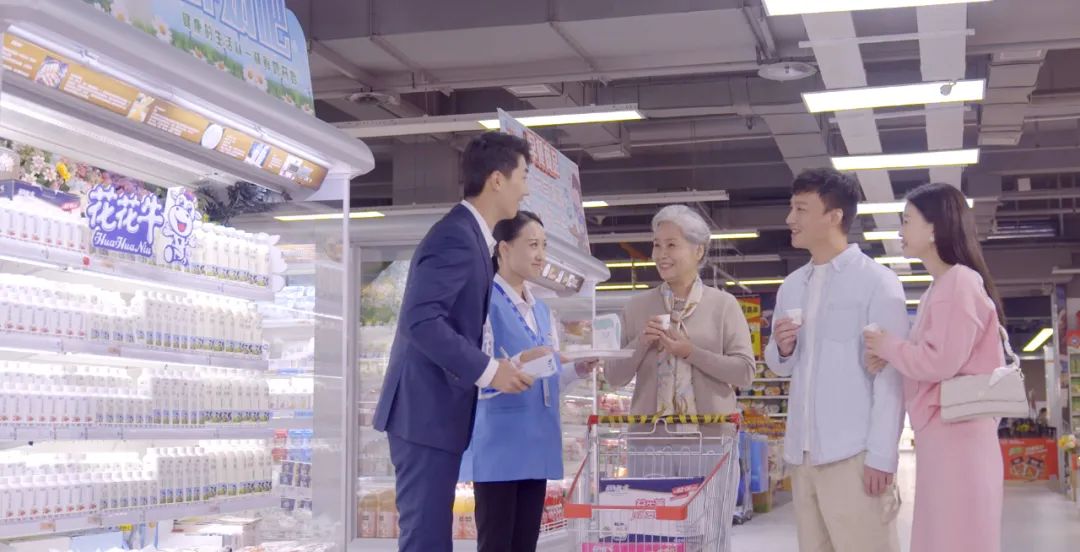 點(diǎn)贊！河南日?qǐng)?bào)要聞02版——報(bào)道花花牛乳業(yè)集團(tuán)鄭州分公司乳制品生產(chǎn)場(chǎng)景，彰顯花花牛乳業(yè)集團(tuán)發(fā)展新活力