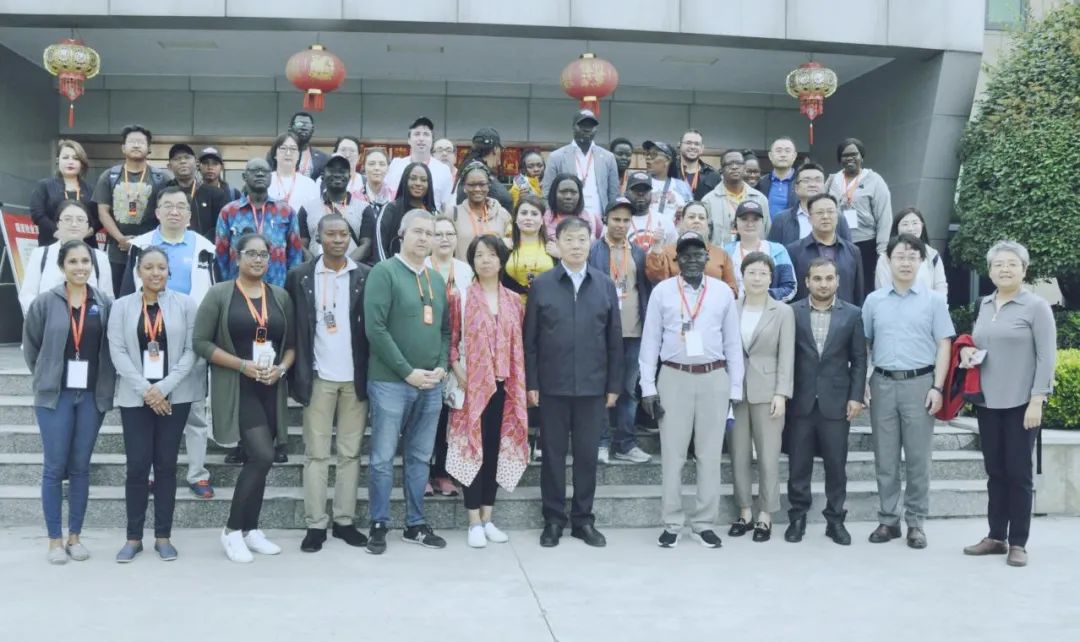 北京大學(xué)南南合作與發(fā)展學(xué)院教授、全球伙伴關(guān)系主任周詠梅一行蒞臨花花牛平輿瑞亞牧業(yè)參觀調(diào)研