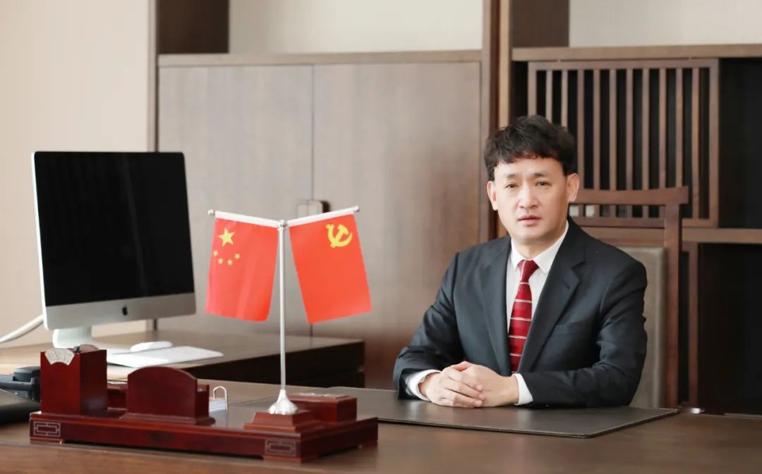 雙雙獲獎(jiǎng) 喜事連連｜ 花花牛乳業(yè)集團(tuán)榮獲“河南省知名品牌”獎(jiǎng)，董事長(zhǎng)關(guān)曉彥榮膺“2022年度品牌人物”