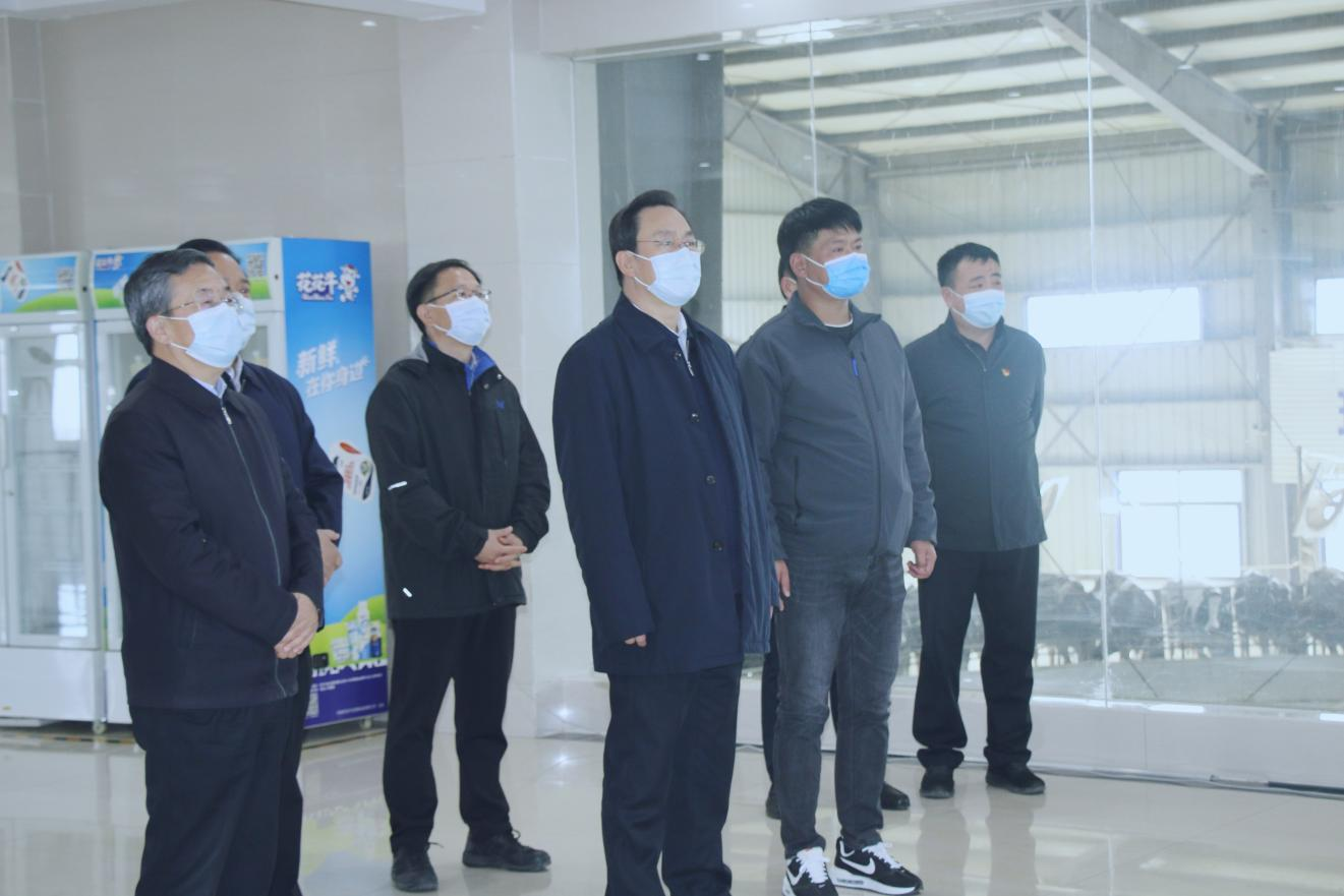 河南省人大常委會黨組書記、副主任孔昌生蒞臨花花牛魯山瑞亞牧場參觀調(diào)研