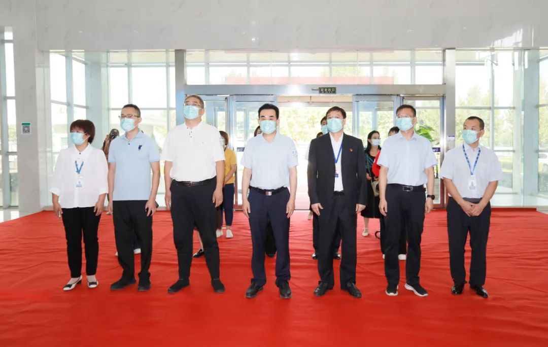 快訊 | 鄭州創(chuàng)建國(guó)家食品安全示范城市暨2022食安鄭州生產(chǎn)企業(yè)開(kāi)放日·探秘花花牛透明工廠活動(dòng)舉行 快訊 | 鄭州創(chuàng)建國(guó)家食品安全示范城市暨2022食安鄭州生產(chǎn)企業(yè)開(kāi)放日·探秘花花牛透明工廠活動(dòng)舉行