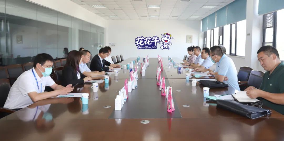 快訊 | 鄭州創(chuàng)建國(guó)家食品安全示范城市暨2022食安鄭州生產(chǎn)企業(yè)開(kāi)放日·探秘花花牛透明工廠活動(dòng)舉行 快訊 | 鄭州創(chuàng)建國(guó)家食品安全示范城市暨2022食安鄭州生產(chǎn)企業(yè)開(kāi)放日·探秘花花牛透明工廠活動(dòng)舉行