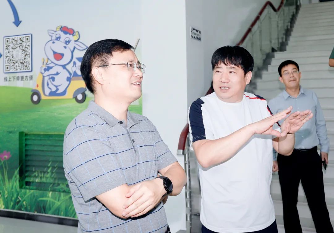 快訊|社旗縣人民政府縣長(zhǎng)關(guān)文波一行蒞臨花花牛乳業(yè)集團(tuán)參觀考察 快訊|社旗縣人民政府縣長(zhǎng)關(guān)文波一行蒞臨花花牛乳業(yè)集團(tuán)參觀考察
