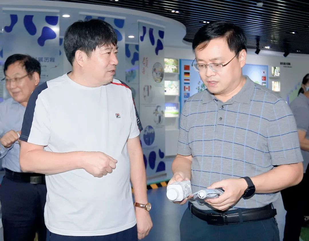 快訊|社旗縣人民政府縣長(zhǎng)關(guān)文波一行蒞臨花花牛乳業(yè)集團(tuán)參觀考察 快訊|社旗縣人民政府縣長(zhǎng)關(guān)文波一行蒞臨花花牛乳業(yè)集團(tuán)參觀考察