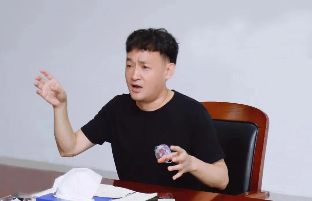 勇?lián)姑な卣齽?chuàng)新｜花花牛乳業(yè)集團召開營銷、養(yǎng)殖及飼料月度經(jīng)營工作會議