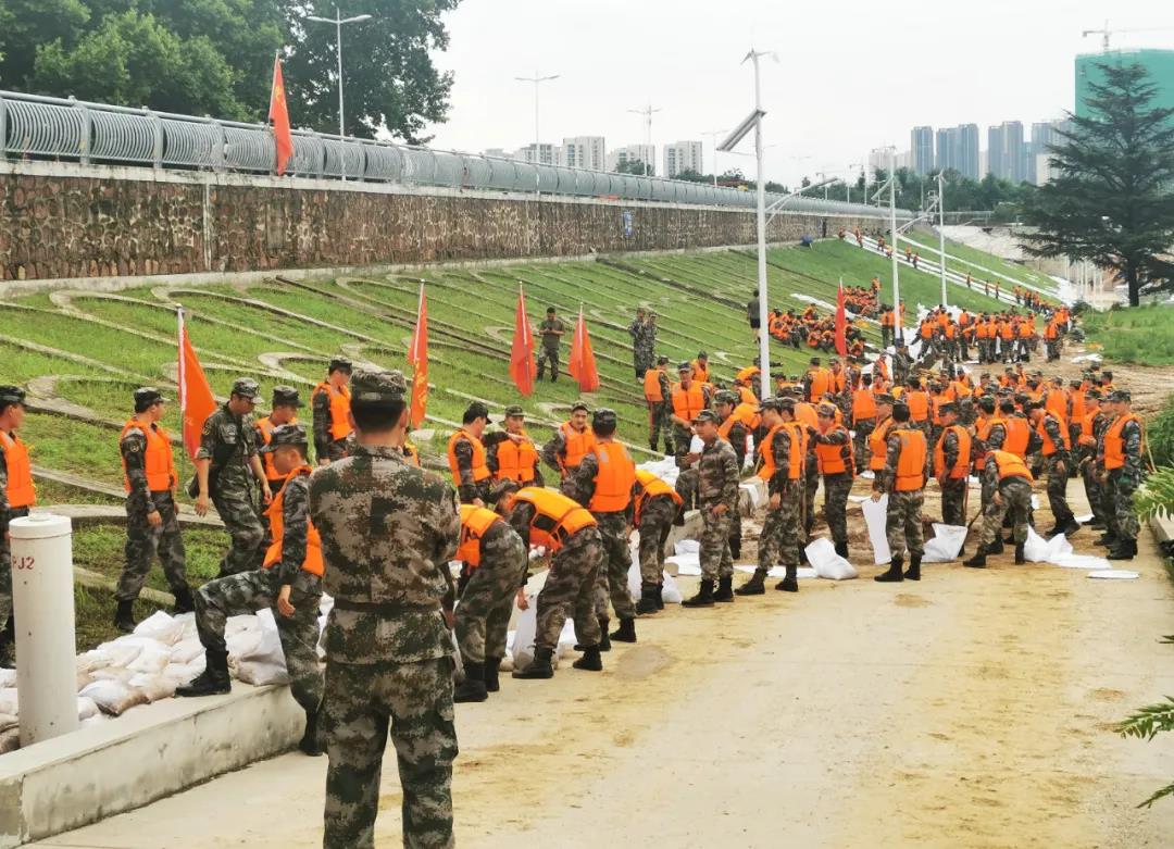 大雨無情人有情！花花牛乳業(yè)慰問常莊水庫抗洪搶險(xiǎn)官兵