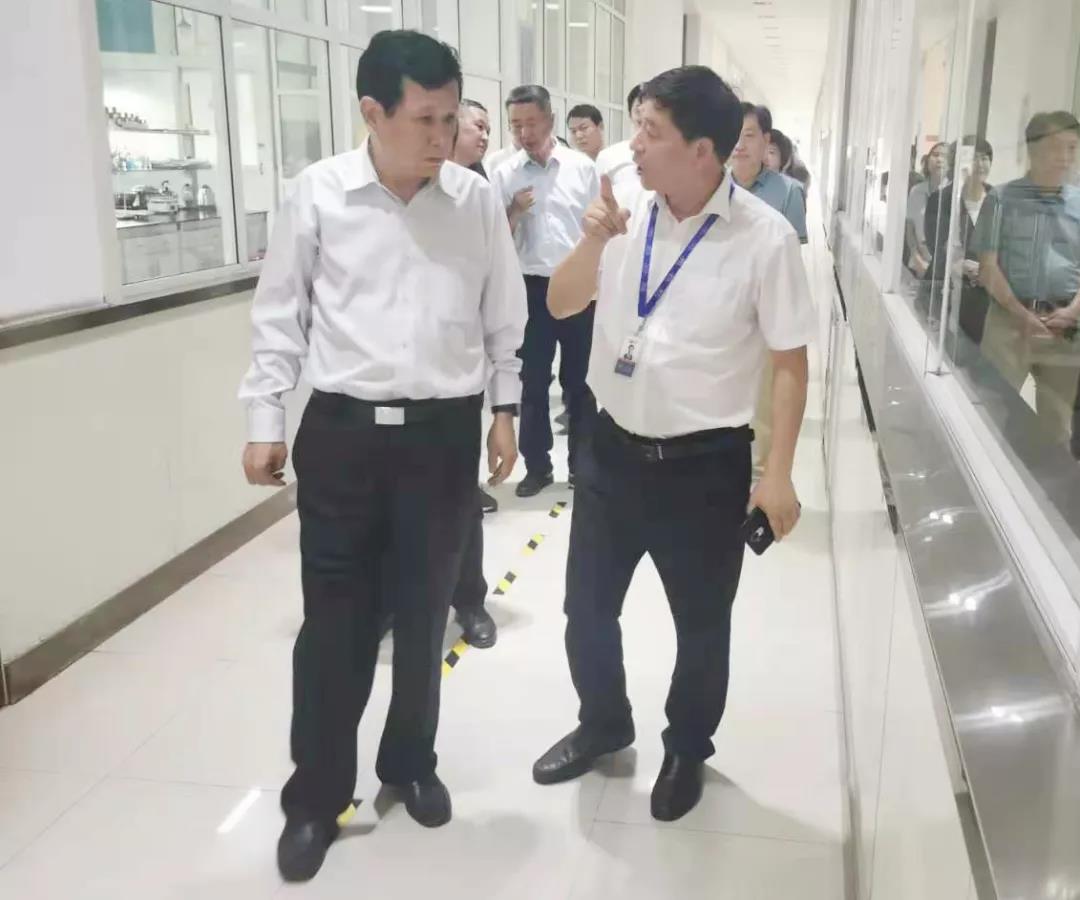 鄭州航空港區(qū)黨工委書(shū)記張俊峰蒞臨鄭州花花牛乳制品有限公司調(diào)研