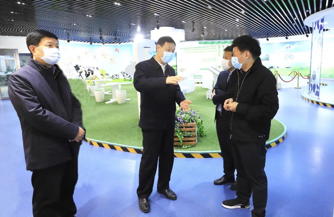 河南省委農(nóng)辦主任、農(nóng)業(yè)農(nóng)村廳廳長申延平一行調(diào)研河南花花牛乳業(yè)集團