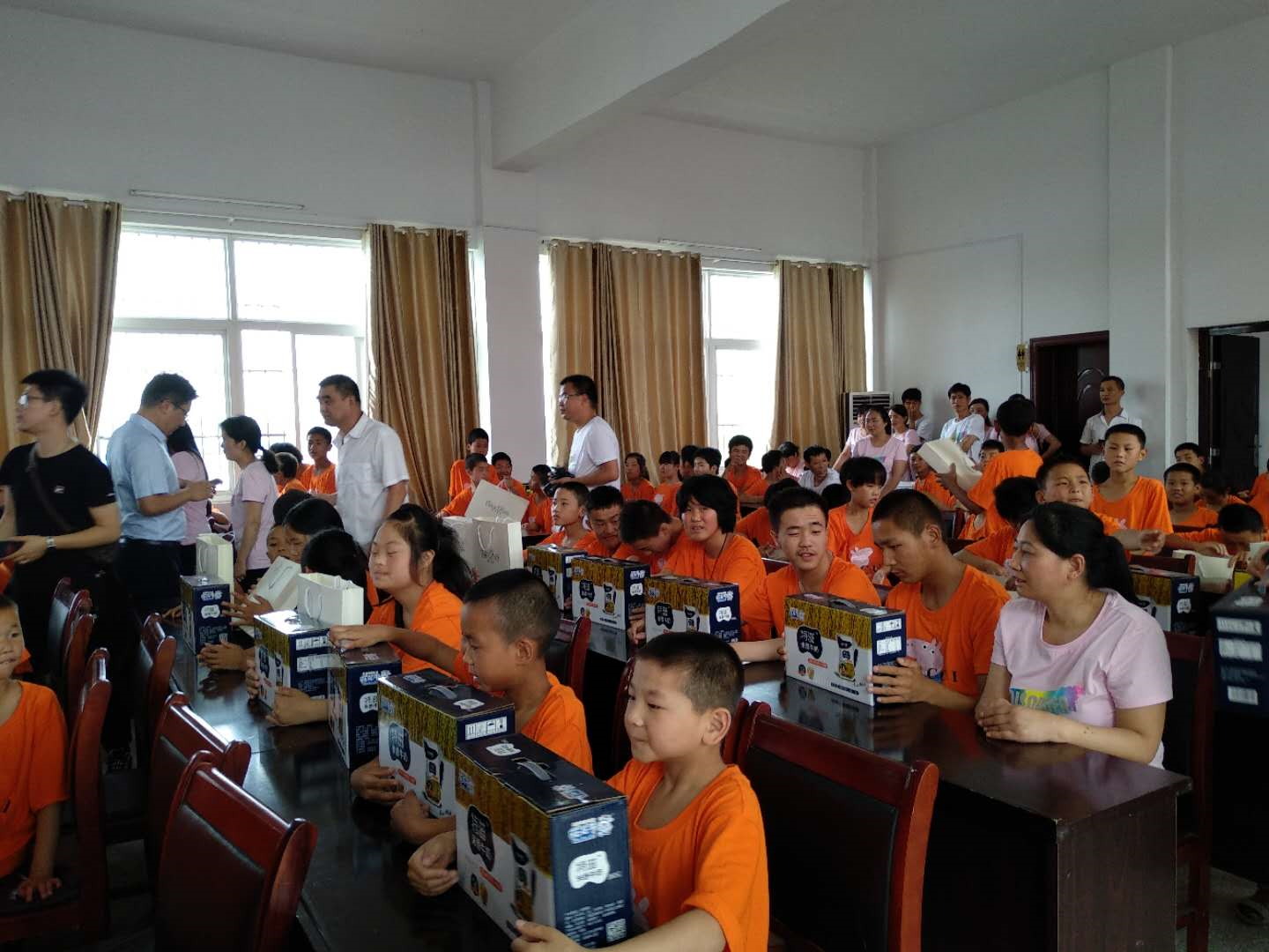 “關(guān)愛特殊兒童，讓愛灑滿人間—花花牛乳業(yè)集團(tuán)2018中國小康牛奶行動” 公益助學(xué)泌陽捐贈儀式