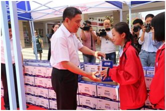“健康中原，牛奶伴您行——花花牛乳業(yè)集團(tuán)2018中國(guó)小康牛奶行動(dòng)” 公益助學(xué)啟動(dòng)儀式隆重舉行