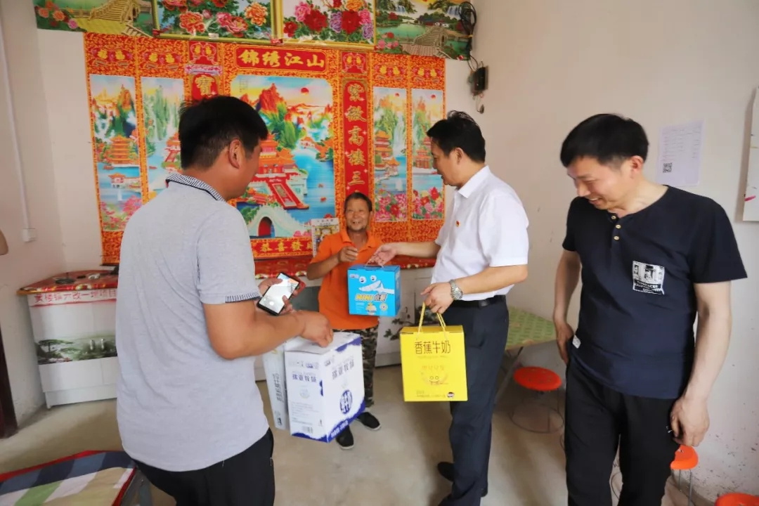 花花牛乳業(yè)集團(tuán)走訪慰問(wèn)貧困戶 結(jié)對(duì)幫扶暖人心