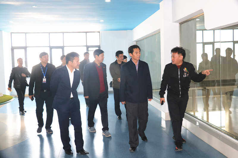 封丘縣縣長王獻(xiàn)臣一行蒞臨 花花牛集團(tuán)養(yǎng)殖、乳品事業(yè)部參觀調(diào)研