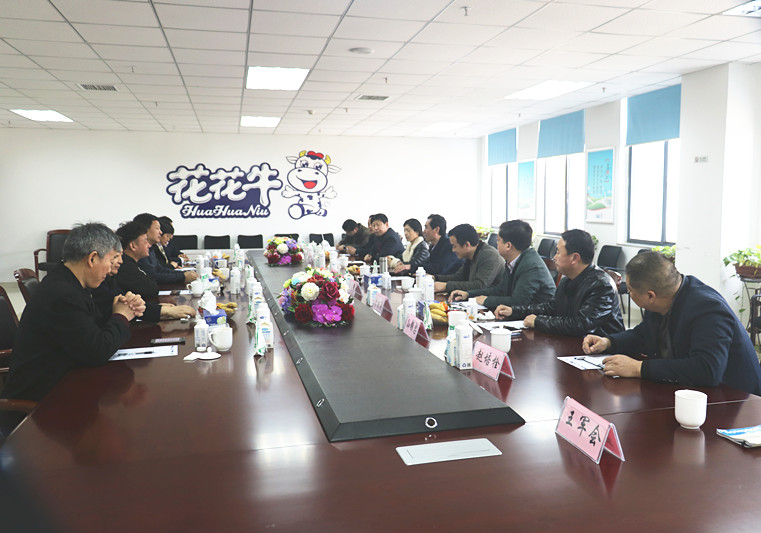 封丘縣縣長王獻(xiàn)臣一行蒞臨 花花牛集團(tuán)養(yǎng)殖、乳品事業(yè)部參觀調(diào)研