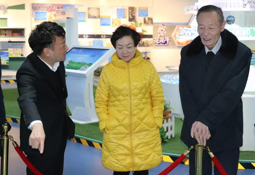 中國奶業(yè)協(xié)會高鴻賓會長蒞臨花花牛指導工作 中國奶業(yè)協(xié)會高鴻賓會長蒞臨花花牛指導工作