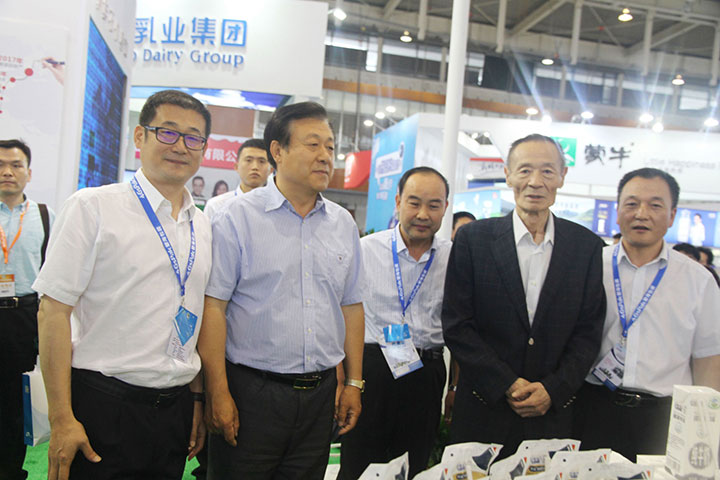 花花牛亮相第八屆中國(guó)奶業(yè)大會(huì)，又獲農(nóng)業(yè)部長(zhǎng)一聲贊！