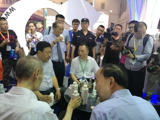 花花牛牛氣沖天！農(nóng)業(yè)部長品嘗“領(lǐng)暢”點贊，又獲國際奶業(yè)平臺青睞