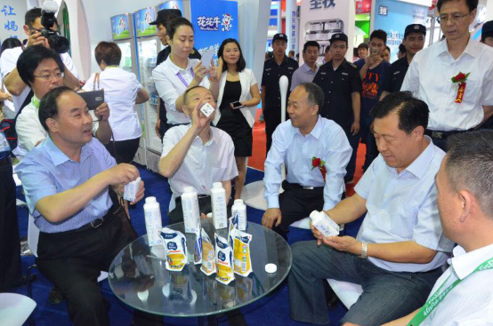 花花牛牛氣沖天！農(nóng)業(yè)部長品嘗“領(lǐng)暢”點贊，又獲國際奶業(yè)平臺青睞