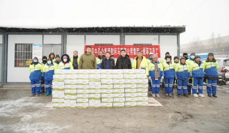 慰問一線環(huán)衛(wèi)工，禮贈新鮮花花牛