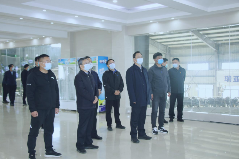 河南省人大常委會(huì)黨組書(shū)記、副主任孔昌生蒞臨花花牛魯山瑞亞牧場(chǎng)參觀(guān)調(diào)研