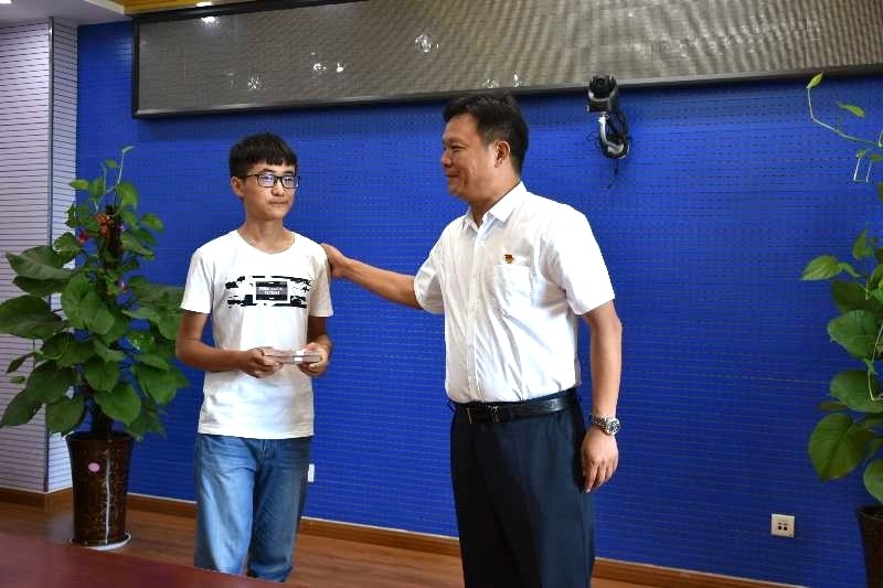 花花牛濟困解難，助力學子圓夢香江