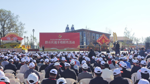 領(lǐng)導(dǎo)關(guān)懷 | 國務(wù)院副總理劉國中在2024年中國農(nóng)民豐收節(jié)全國主場活動上參觀花花牛展臺，關(guān)注并了解花花牛3.8g鮮牛奶等產(chǎn)品